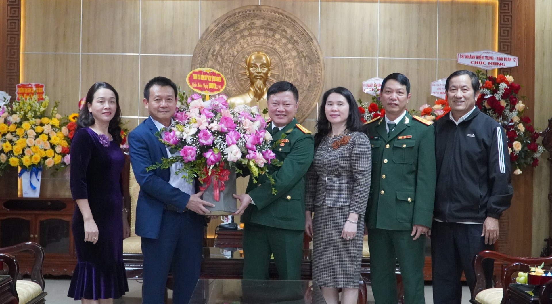 lãnh đạo CDC tham thăm tặng hoa chúc mừng Ngày thành lập Quân đội nhân dân Việt Nam Custom