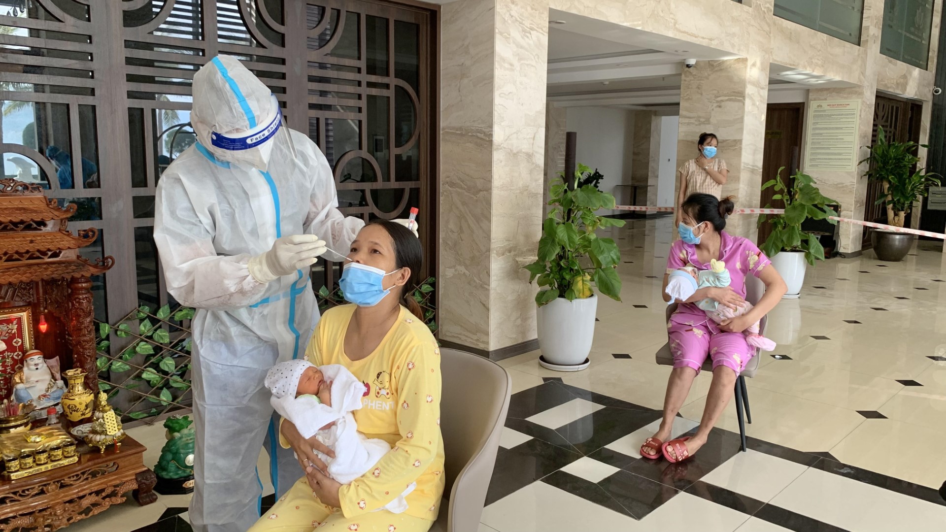 lấy mẫu xét nghiệm SARS CoV 2 cho tất cả công dân trên 2 chuyến bay về từ TP. Hồ Chí Minh1 Large
