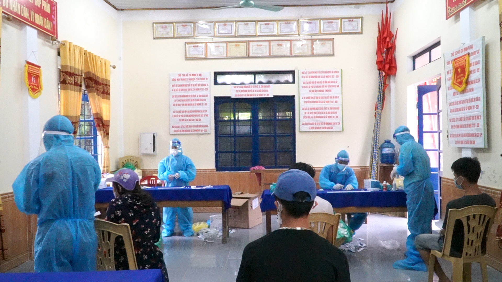 lấy mẫu xét nghiệm cho người dân nơi khu vực bệnh nhân sinh sống
