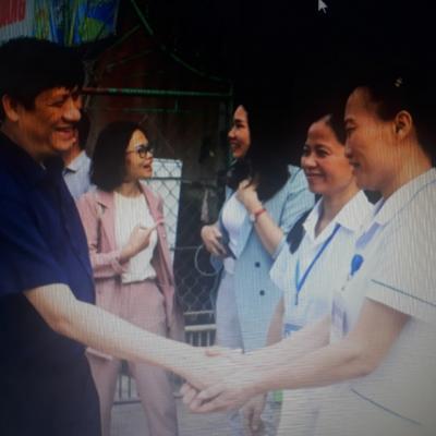 Bộ trưởng Bộ Y tế Nguyễn Thanh Long thăm tặng qua sau lũ tại Bệnh viện đa khoa huyện Lệ Thủy