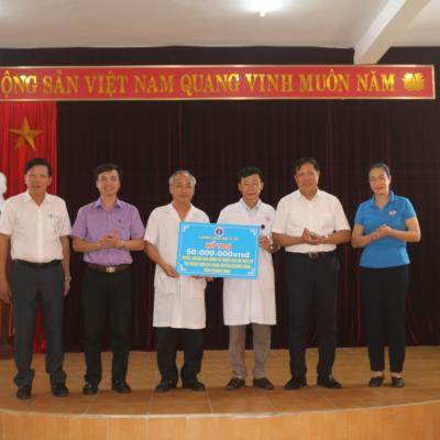 Thứ trưởng Bộ Y tế Đỗ Xuân Tuyên thăm tặng quà sau lũ tại Quảng Bình