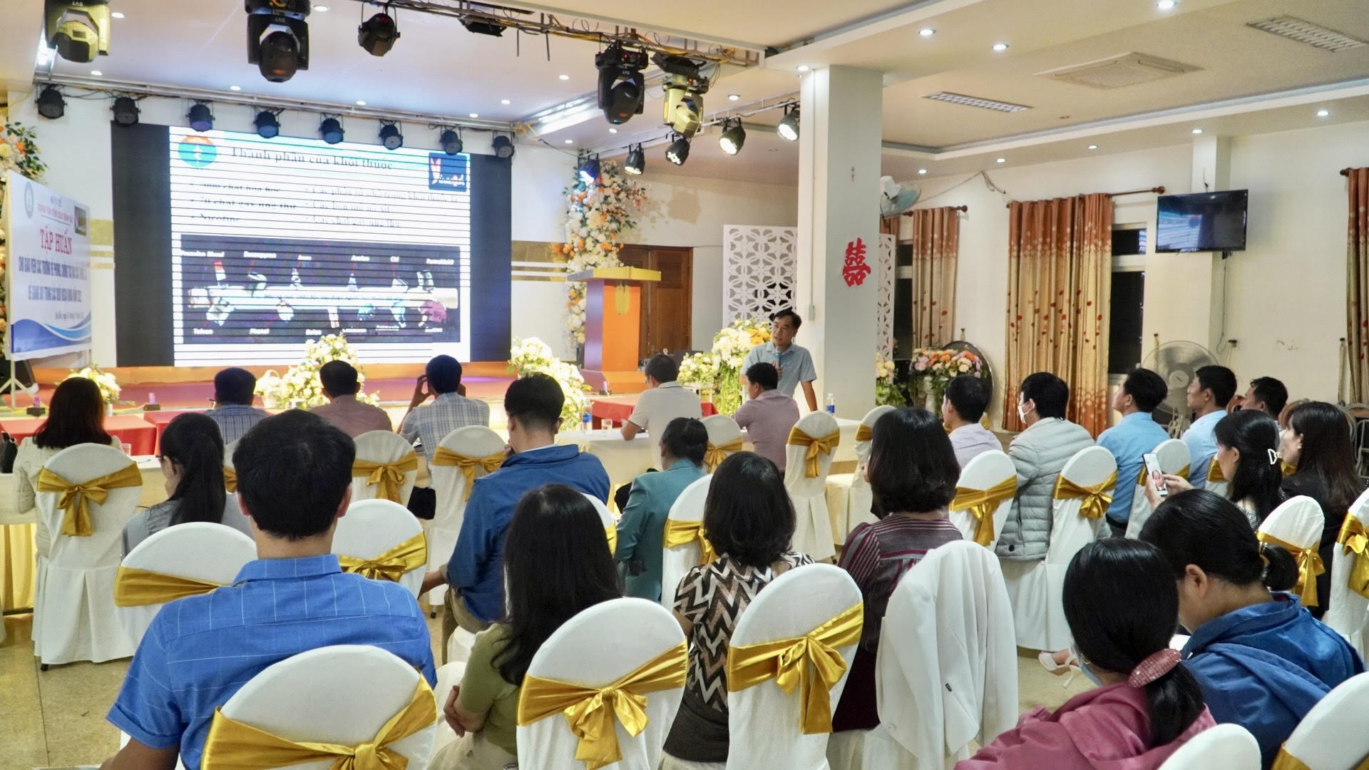 tap_huan_thuoc_la_2411222.jpg