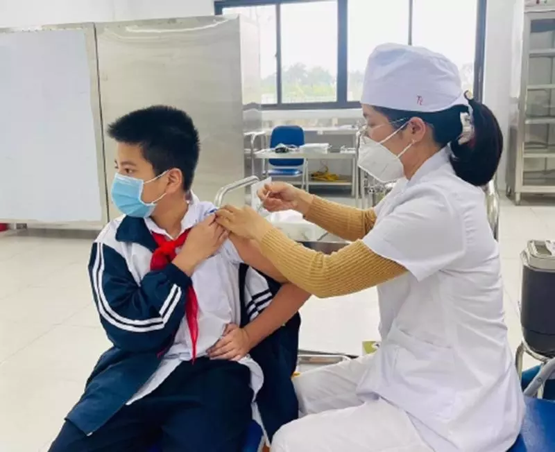 tiem-vaccine-covid-19-cho-hoc-sinh-ng-1667458262849621772520.webp