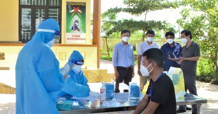 và CDC Quảng Bình giám sát thực địa tại khu vực triển khai test nhanh Covid 19 ở huyện Bố Trạch