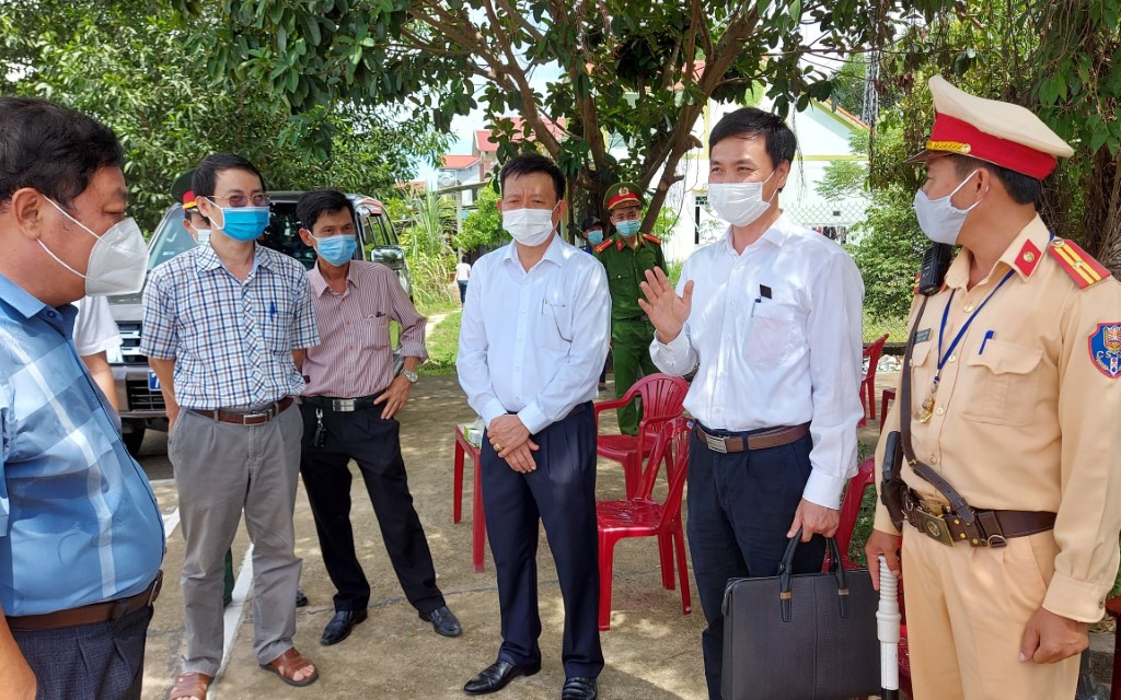xêp cuong kiểm tra covid 19 sen Thuy