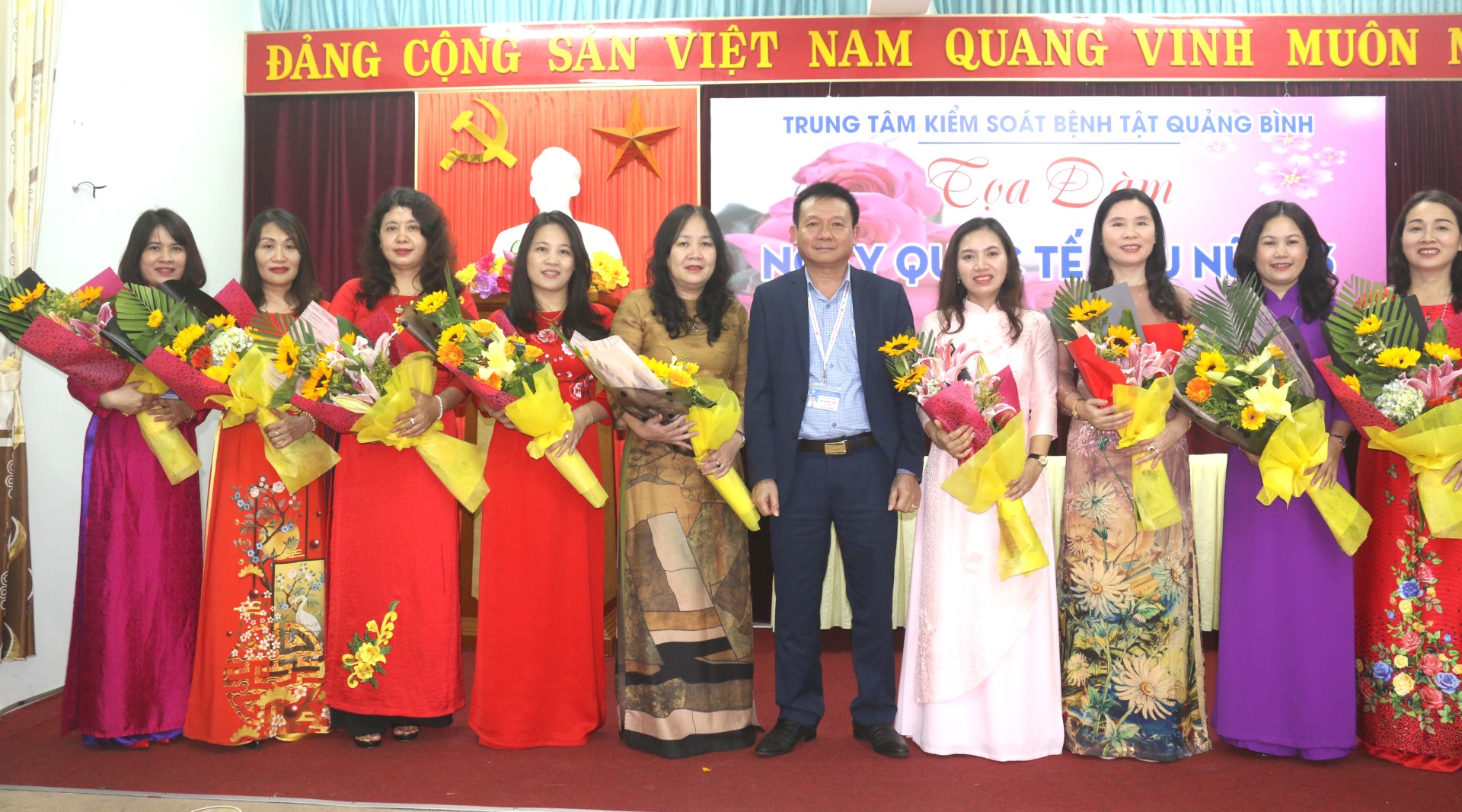 xếp tặn hoa các tôn vinh 8 3 2021