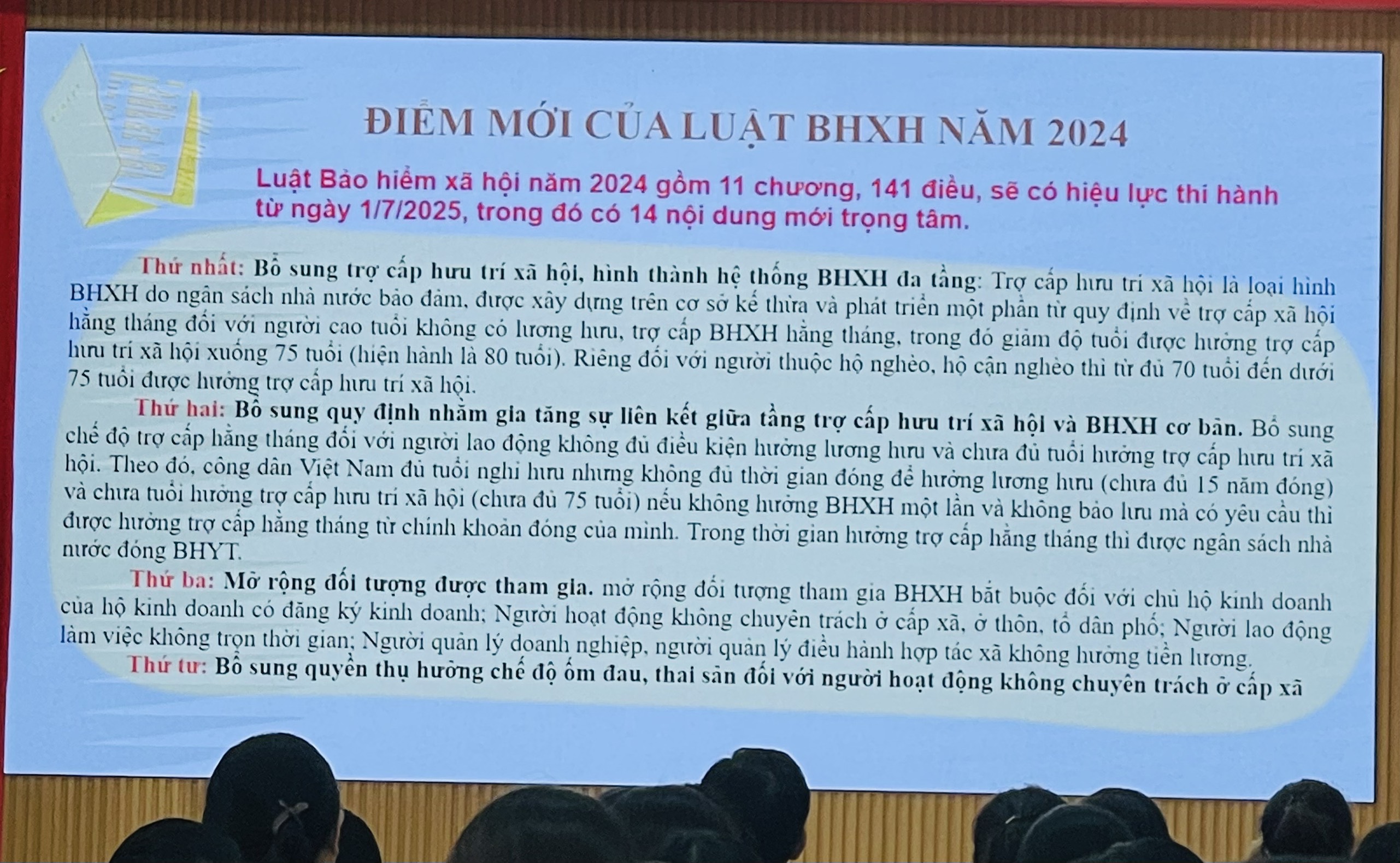 Ông_Đinh_Thái_Quang_Trưởng_phòng_Truyền_thông_BHXH_tỉnh_truyền_đạt_các_nội_dung_tại_lớp_tập_huấn_4.jpg