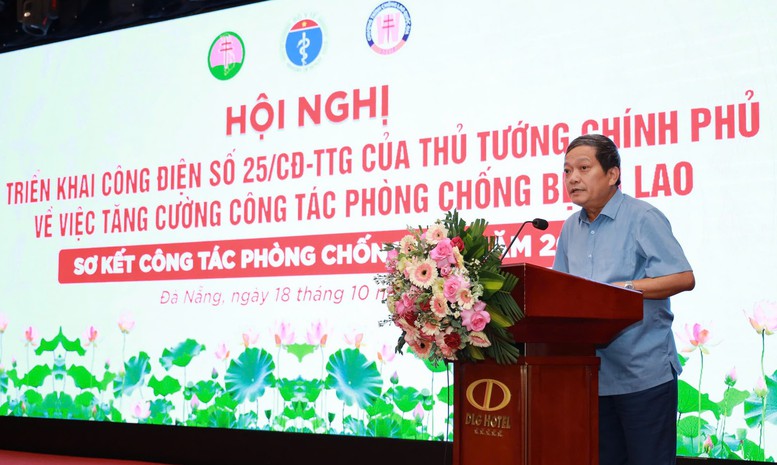 Ông Đinh Văn Lượng Giám đốc Bệnh viện Phổi Trung ương Trưởng Ban điều hành Chương trình Chống lao quốc gia phát biểu tại hội nghị