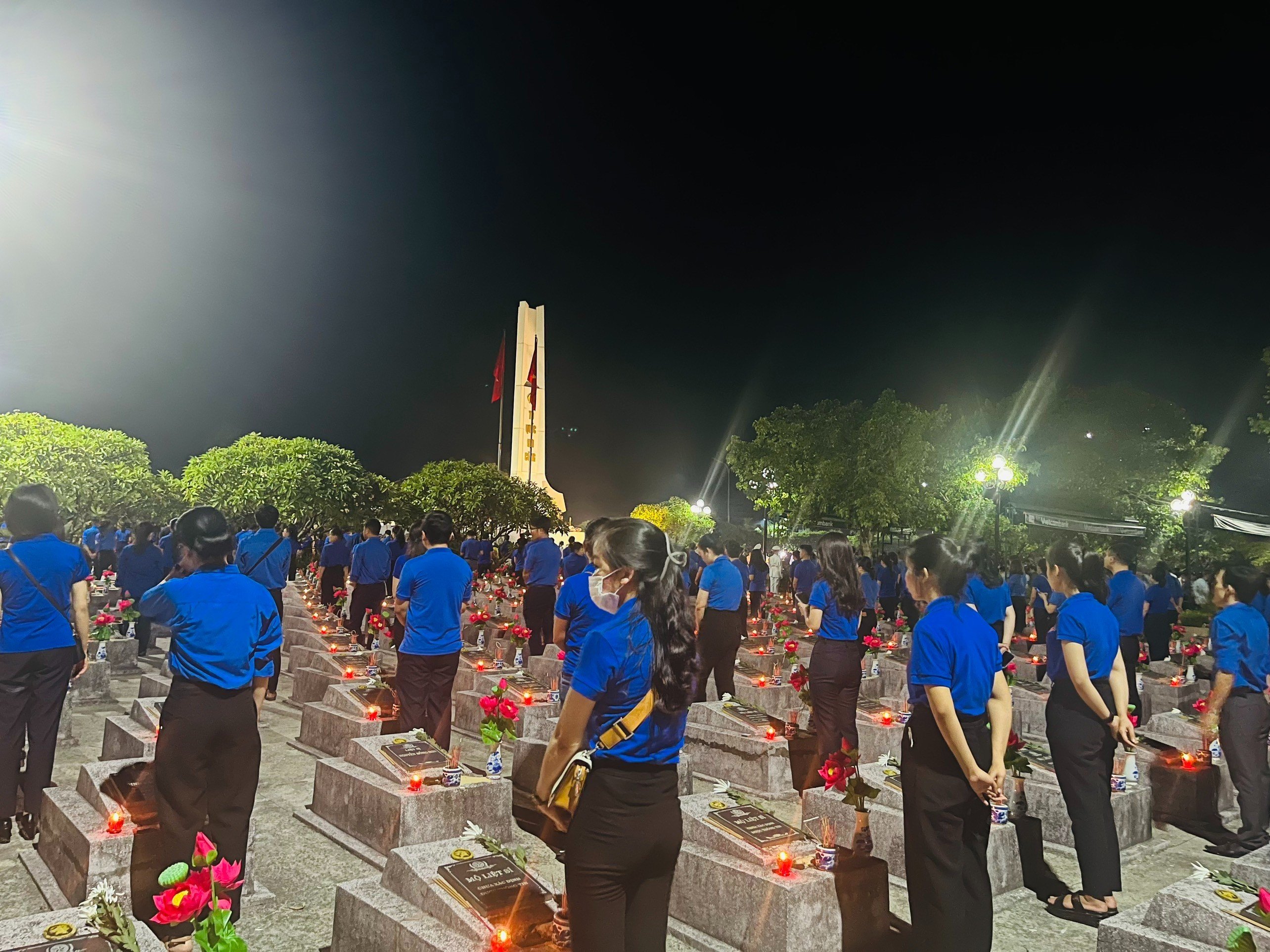 Đoàn_Thanh_niên_Trung_tâm_Kiểm_soát_bệnh_tật_dâng_hương_thắp_nến_tri_ân_tại_Nghĩa_trang_Liệt_sĩ_Ba_Dốc_2023.jpg