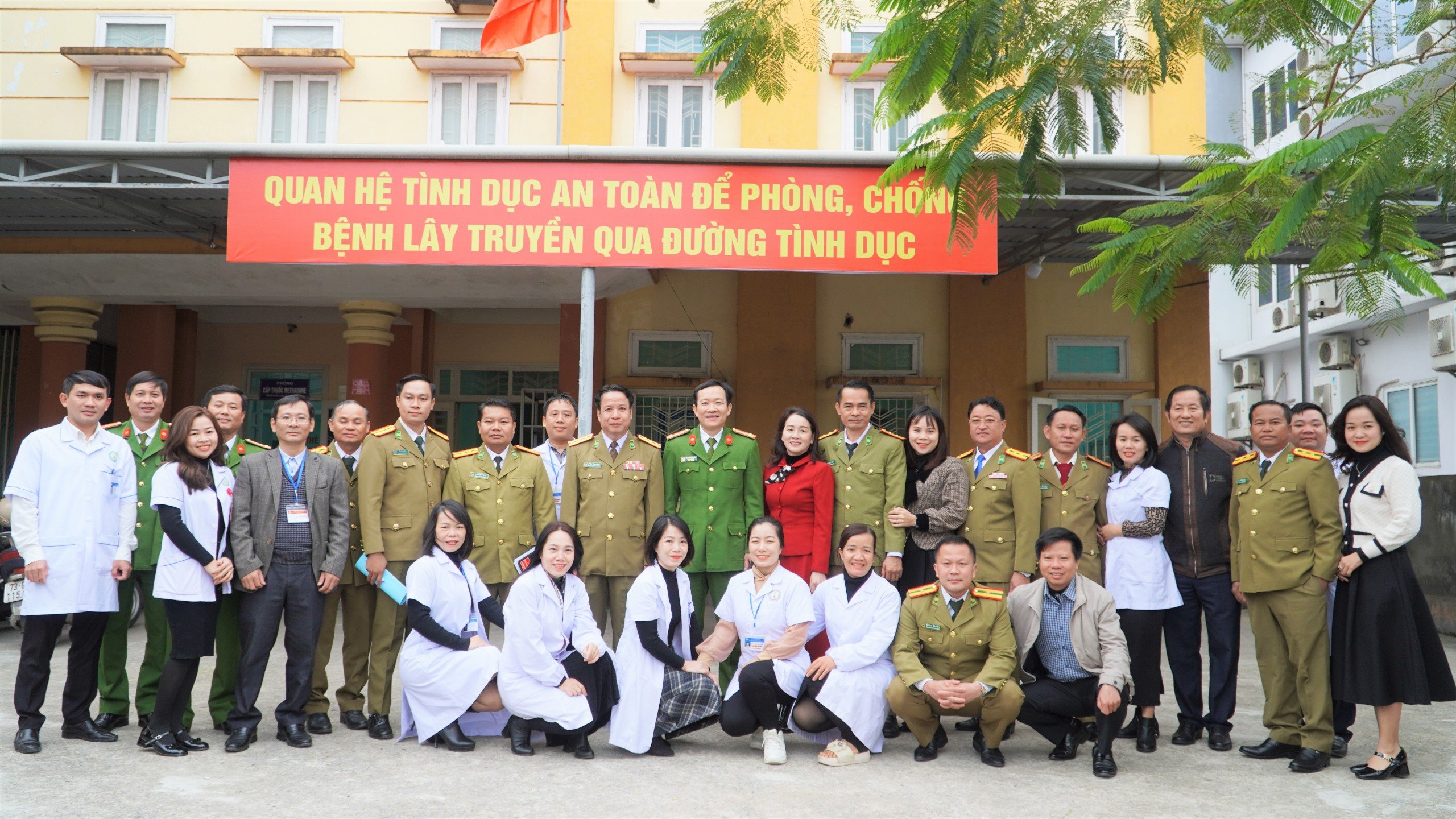 Đoàn_công_tác_chụp_ảnh_lưu_niệm_cùng_với_lãnh_đạo_cán_bộ_Trung_tâm_Kiểm_soát_bệnh_tật.jpg