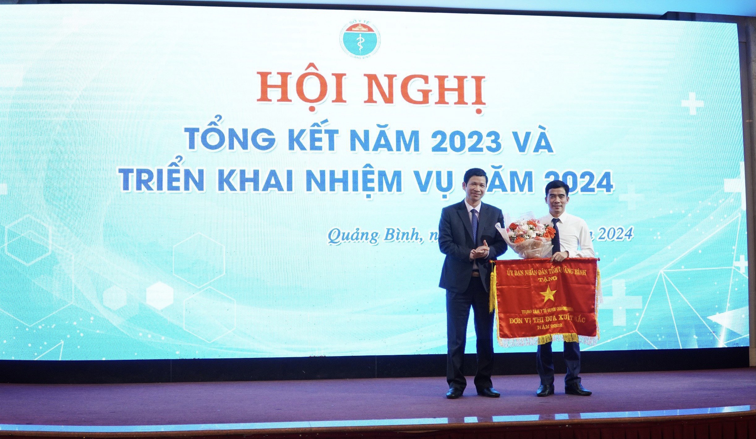 Đồng chí Hồ An Phong TUV PCT UBND trao Cờ thi đua của Uỷ ban nhân dân tỉnh năm 2022 cho Trung tâm Y tế huyện Quảng Ninhjpg