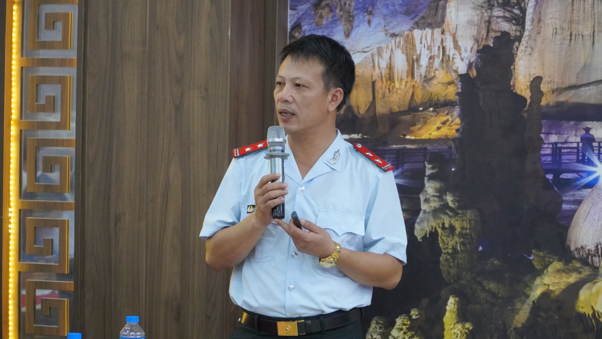 Đồng chí Mai Thanh Hải Chánh thanh tra Sở Y tế trình bày các nội dung triển khai tại hội nghịjpg