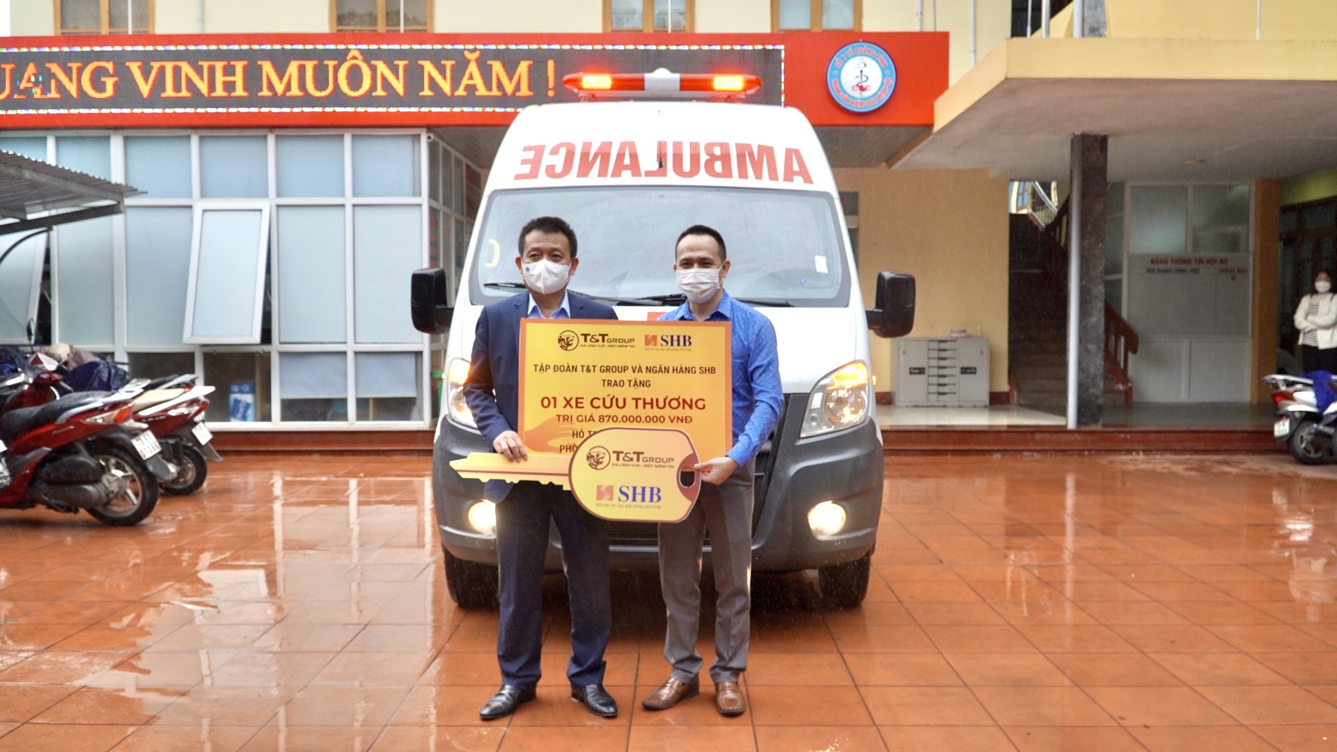 Đại diện Tập đoàn TT Group trao tặng xe cứu thương hỗ trợ CDC Quảng Bình phòng chống dịch Covid 19111