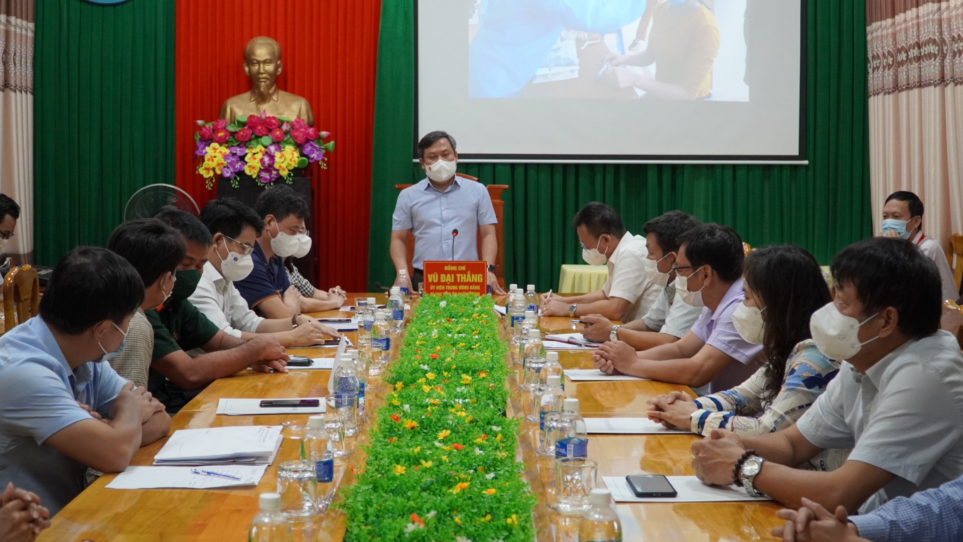 Đồng chí Bí thư Tỉnh ủy Vũ Đại Thắng đánh giá cao những đóng góp của các lực lượng tuyến đầu của tuyến đầu trong phòng chống dịch bệnh Covid 19. Large