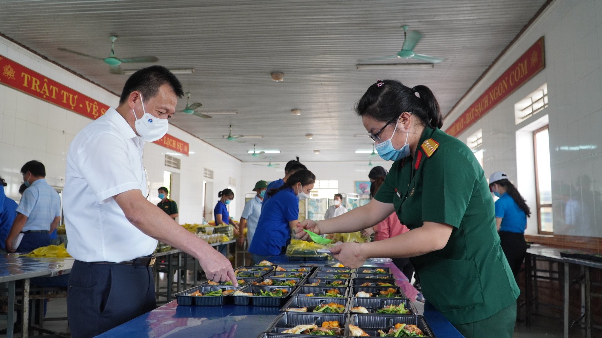 Đồng chí Bí thư Tỉnh ủy kiểm tra khu điều trị bệnh nhân Covid 19 tại Trường cao đẳng Luật miền Trung Large