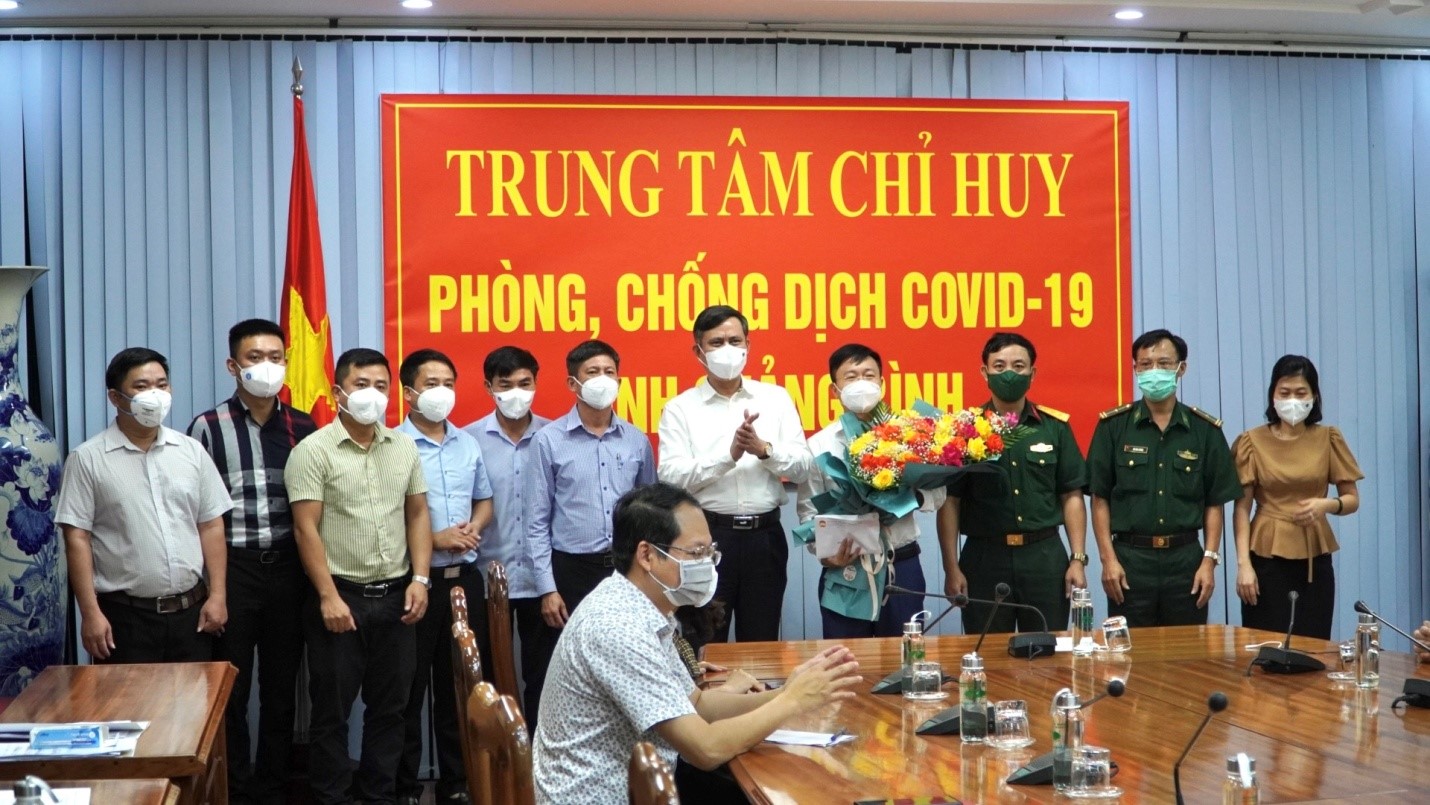 Đồng chí Chủ tịch UBND tỉnh Trần Thắng tặng hoa và chụp ảnh lưu niệm cùng các thành viên đoàn công tácjpg