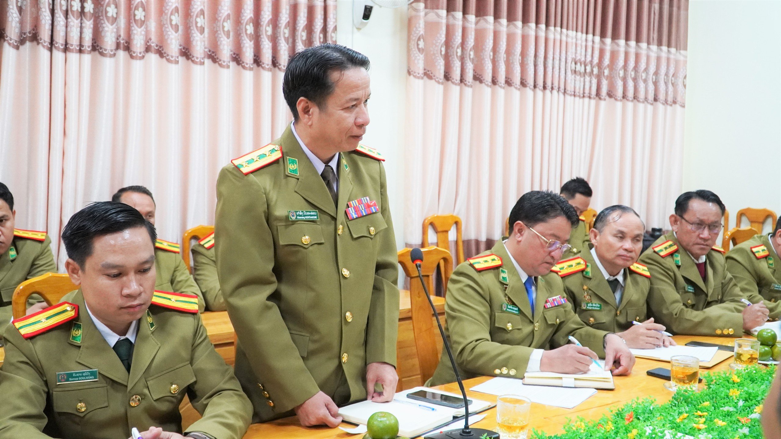 Đồng_chí_Khăm_Xin_Nôn_Thạ_Xỏn_Phó_Giám_đốc_Công_an_tỉnh_Khăm_Muồn_nước_Cộng_Hòa_dân_chủ_nhân_dân_Lào_phát_biểu_tại_buổi_làm_việc.jpg