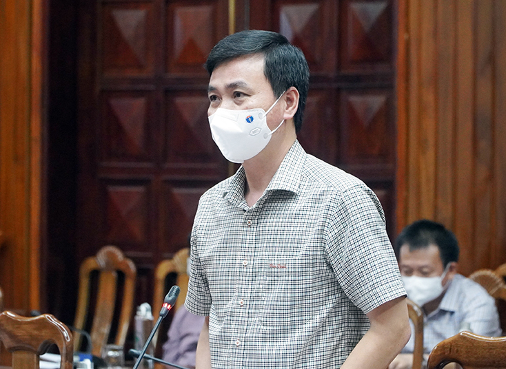 Đồng chí Nguyễn Đức Cường Tỉnh ủy viên Giám đốc Sở Y tế báo cáo công tác phòng chống dịchjpg