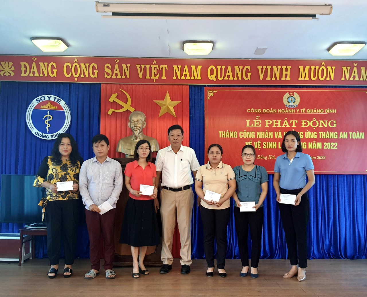 Đồng chí Phan Thanh Hải PGĐ Sở Y tế Chủ tịch CĐ ngành trao quà cho các đoàn viên bị bệnh hiểm nghèo và có hoàn cảnh khó khănjpg