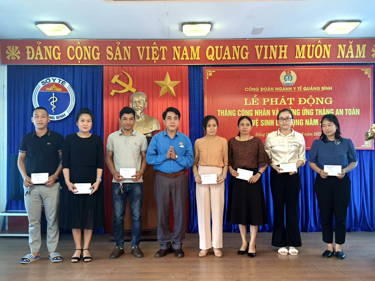 Đồng chí Phan Thanh Lân UVBTV Trưởng Ban Chính sách pháp luật và Quan hệ lao động LĐLĐ tỉnh trao hỗ trợ các suất quà cho đoàn viên có hoàn cảnh khó khănjpg