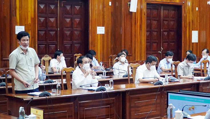 Đồng chí Phó Chỉ huy trưởng Thường trực TTCH phòng chống dịch Covid 19 tỉnh Hồ An Phong báo cáo tình hình phòng chống dịchjpg