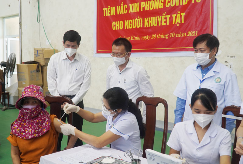 Đồng chí Phó Chủ tịch UBND tỉnh động viên người khuyết đến tiêm vắc xin phòng Covid 19