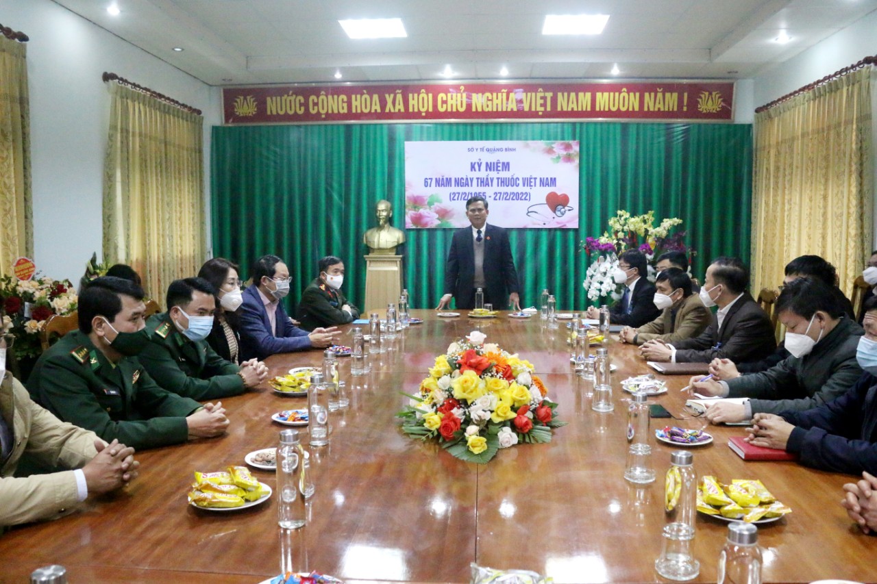 Đồng chí Trần Thắng PBT Tỉnh ủy Chủ tịch UBND tỉnh ghi nhận những nỗ lực của ngành Y tế trong công tác bảo vệ và chăm sóc sức khỏe nhân dân