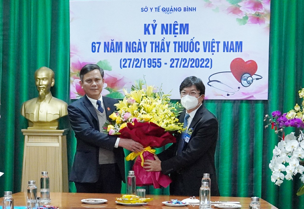 Đồng chí Trần Thắng PBT Tỉnh ủy Chủ tịch UBND tỉnh tặng hoa chúc mừng Sở Y tế