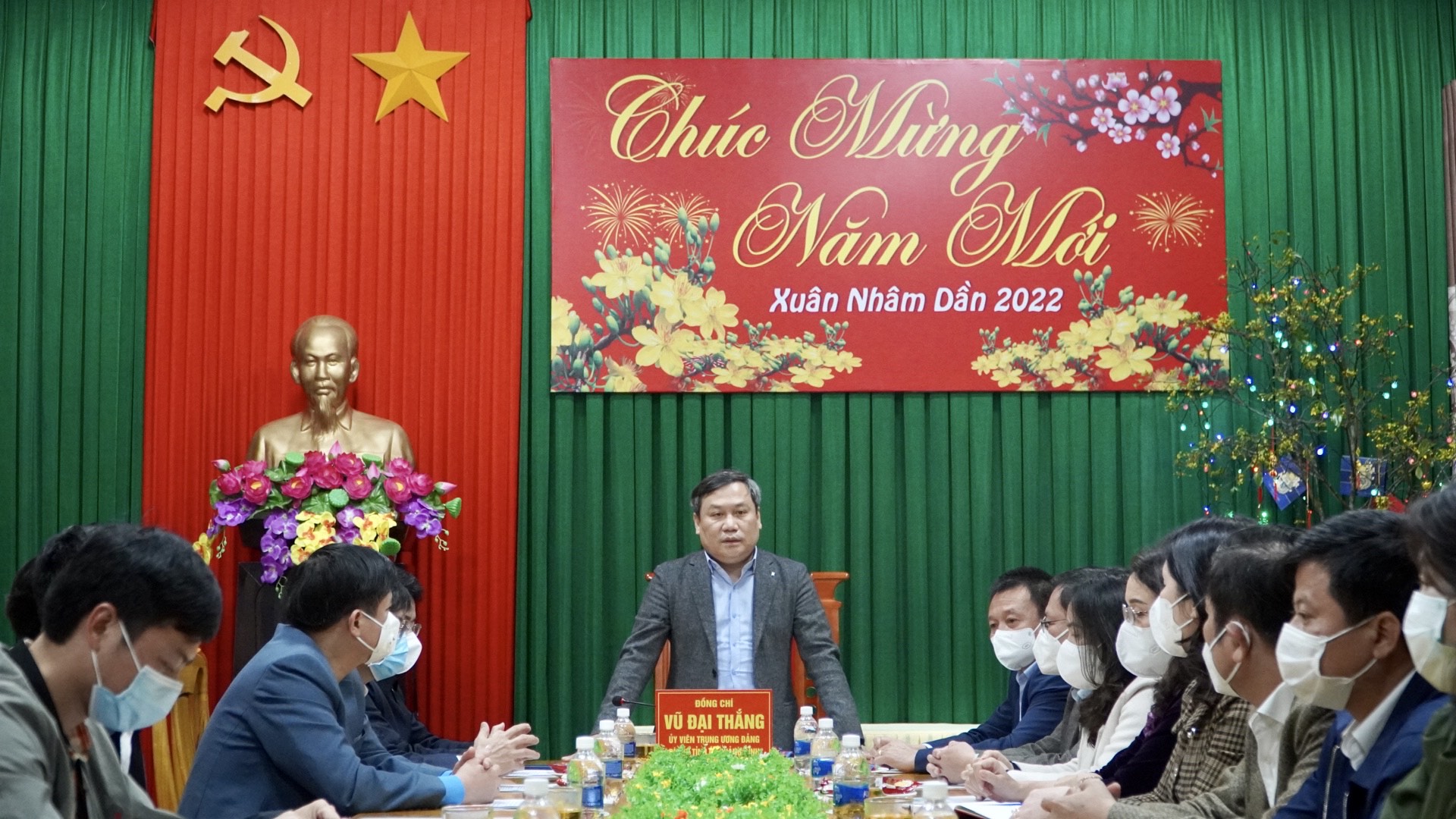 Đồng chí Vũ Đại Thắng Ủy viên Trung ương Đảng Bí thư Tỉnh ủy phát biểu thăm hỏi động viên đội ngũ y bác sỹ nhân viên Trung tâm Kiểm soát bệnh tật CDC Quảng Bình 1