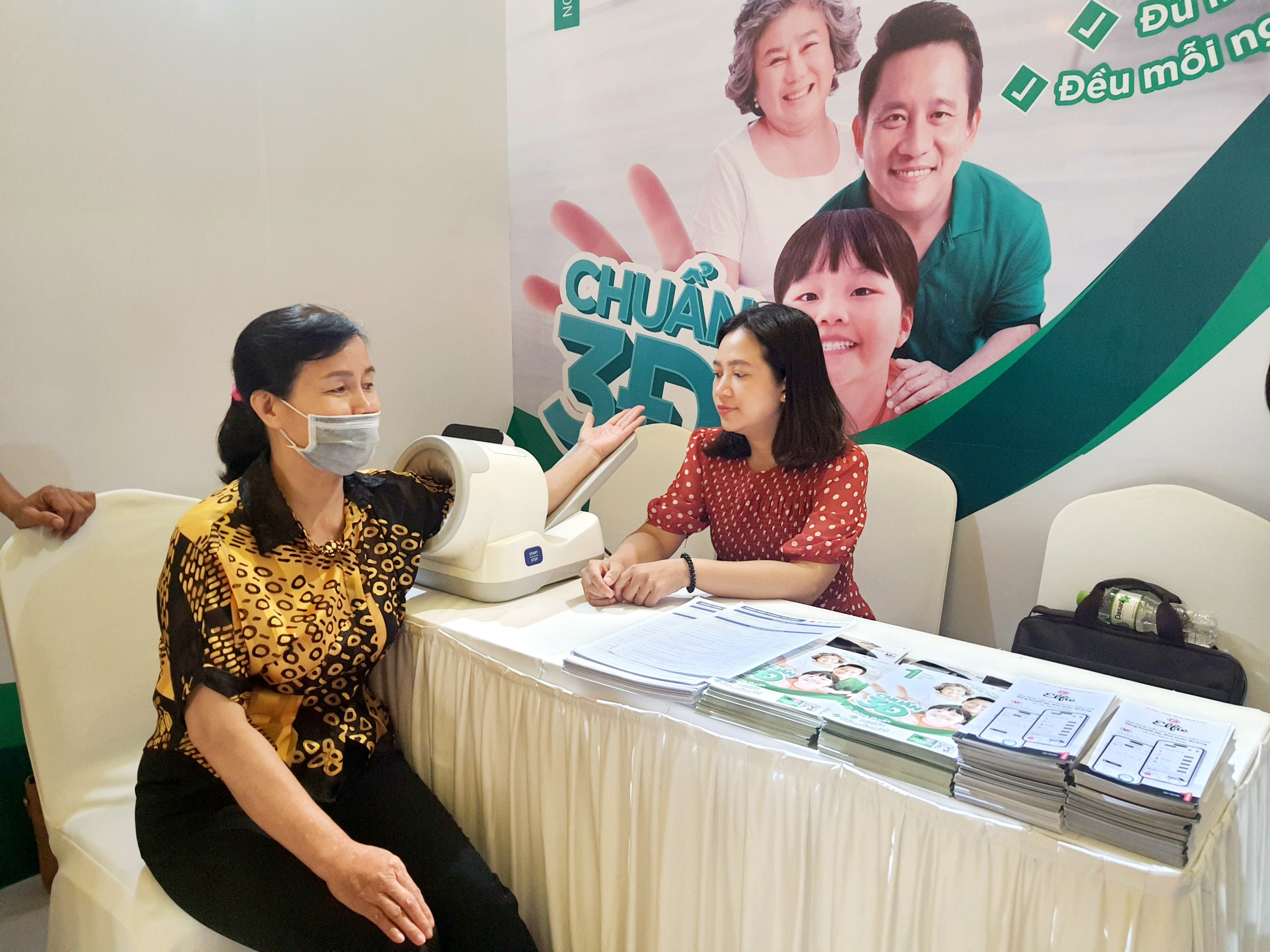 đo huyết áp và hướng dẫn cách sử dụng máy đo HA một hoạt động bên lề Hội nghị
