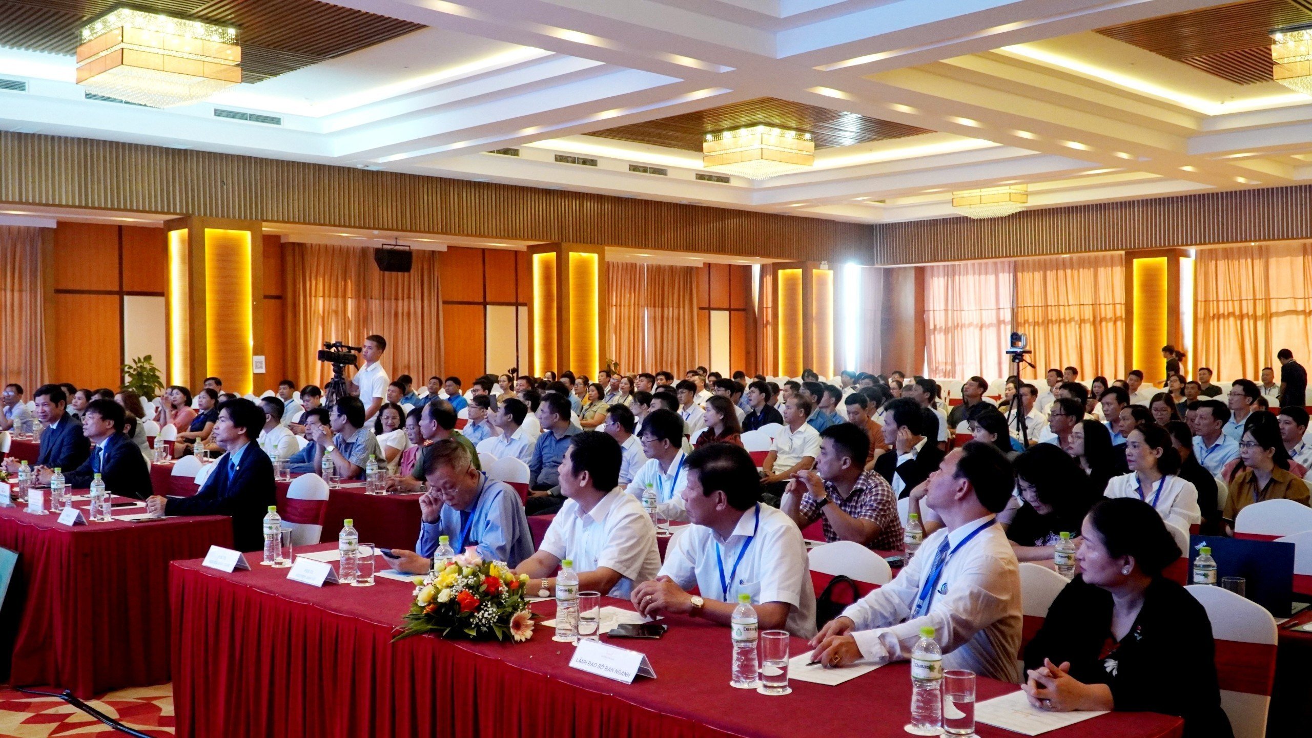 đo huyết áp và hướng dẫn cách sử dụng máy đo HA một hoạt động bên lề Hội nghị 3