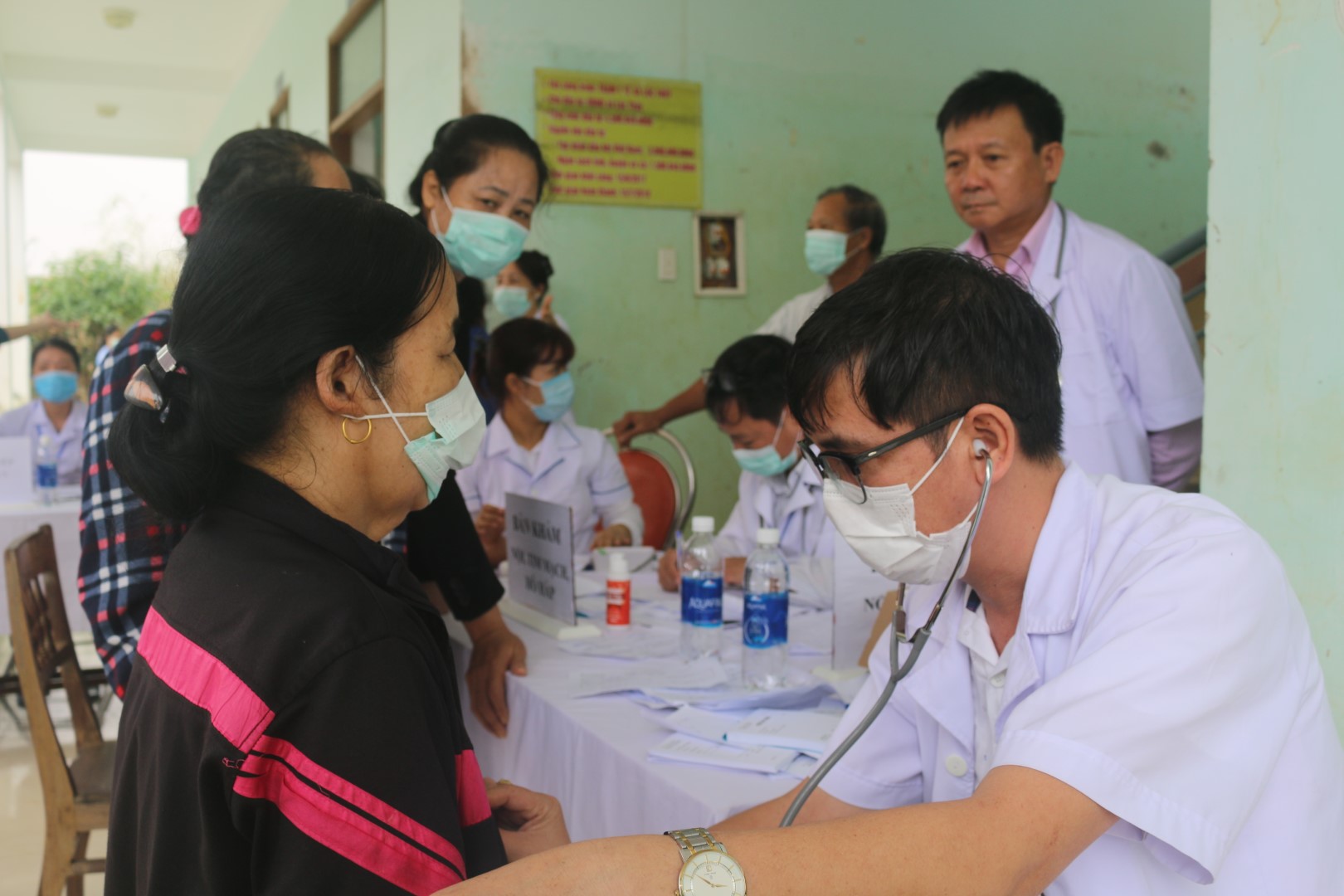 Ảnh 1. Cán bộ Trung tâm Kiểm soát bệnh tật khám sức khỏe cho người dân xã Lộc Thủy huyện Lệ Thủy. Large