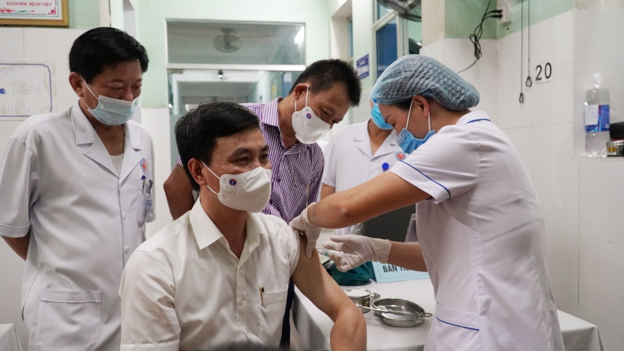 Ảnh 1 Bác sỹ CKII Nguyễn Đức cường Giám đốc Sở Y tế trực tiếp tiêm vắc xin covid 19 tại điểm tiêm BVĐK Đồng Hới