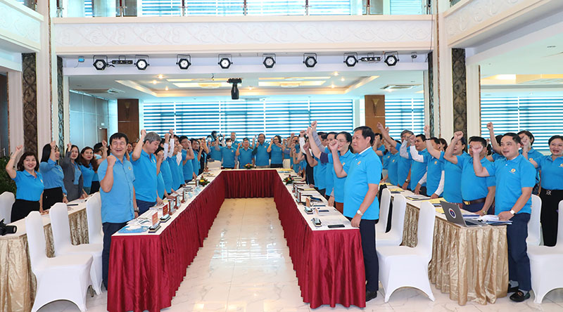 Ảnh 2 Các đại biểu thể hiện quyết tâm thực hiện phong trào vê sinh cá nhân vệ sinh môi trường bệnh viện để hoàn thành tốt nhiệm vụ chăm sóc và nâng cao sức khỏe nhân dân