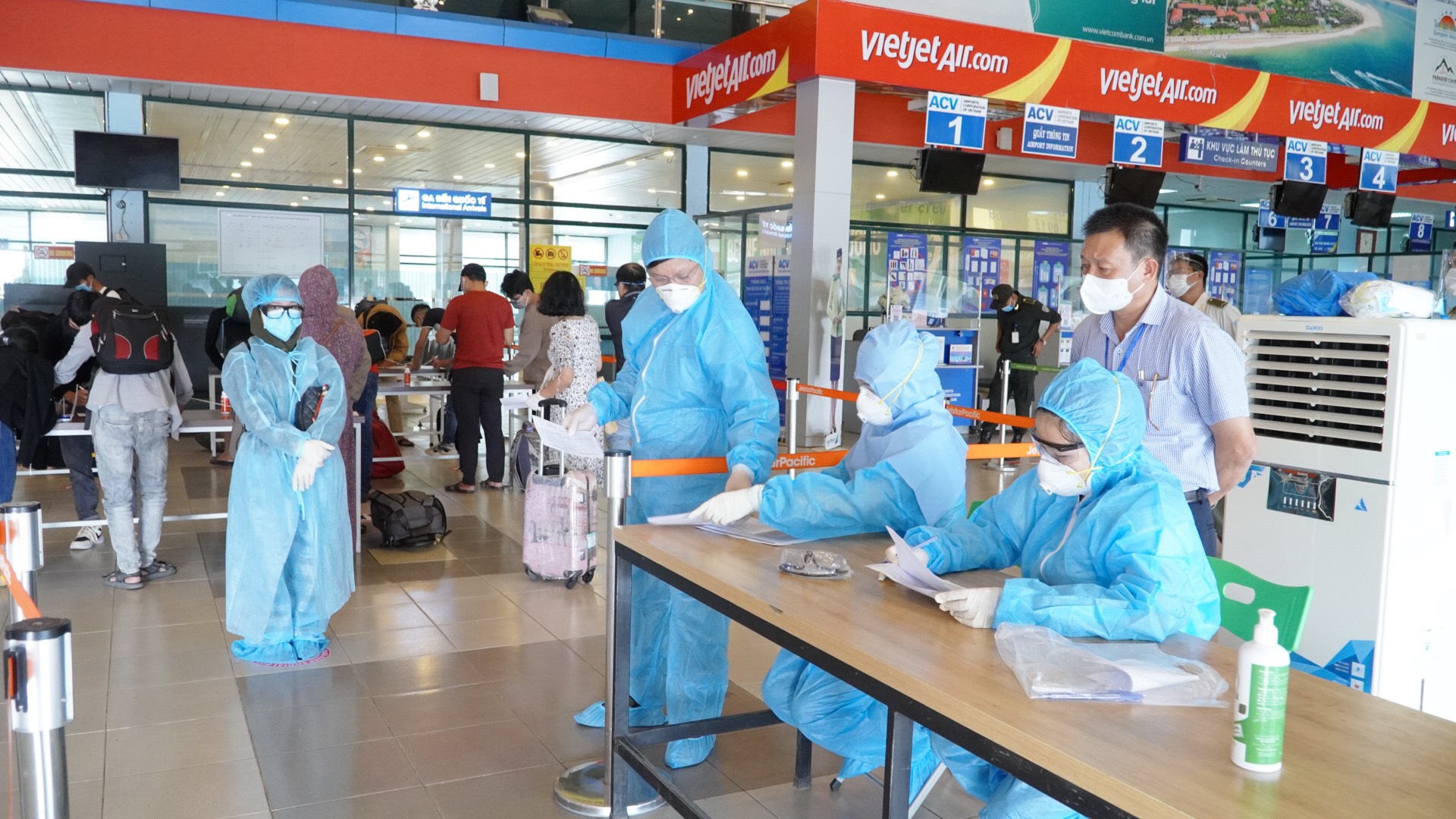 Ảnh 2 Trung tâm Kiểm soát bệnh tật kiểm tra giám sát tại khu vực khu vực khai báo y tế.34