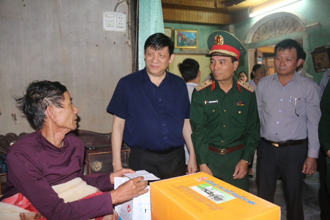 Ảnh 3. Quyền bộ trưởng Bộ Y tế Nguyễn Thanh Long thăm tặng quà cho 3 gia đình có hoàn cảnh khó khăn và bị ngập sâu trong đợt mưa lũ 1 Medium