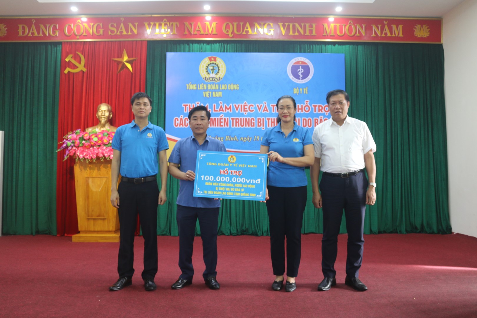 Ảnh 4 Công đoàn y tế Việt Nam đã trao 100 triệu đồng cho Liên đoàn Lao động tỉnh Quảng Bình Large