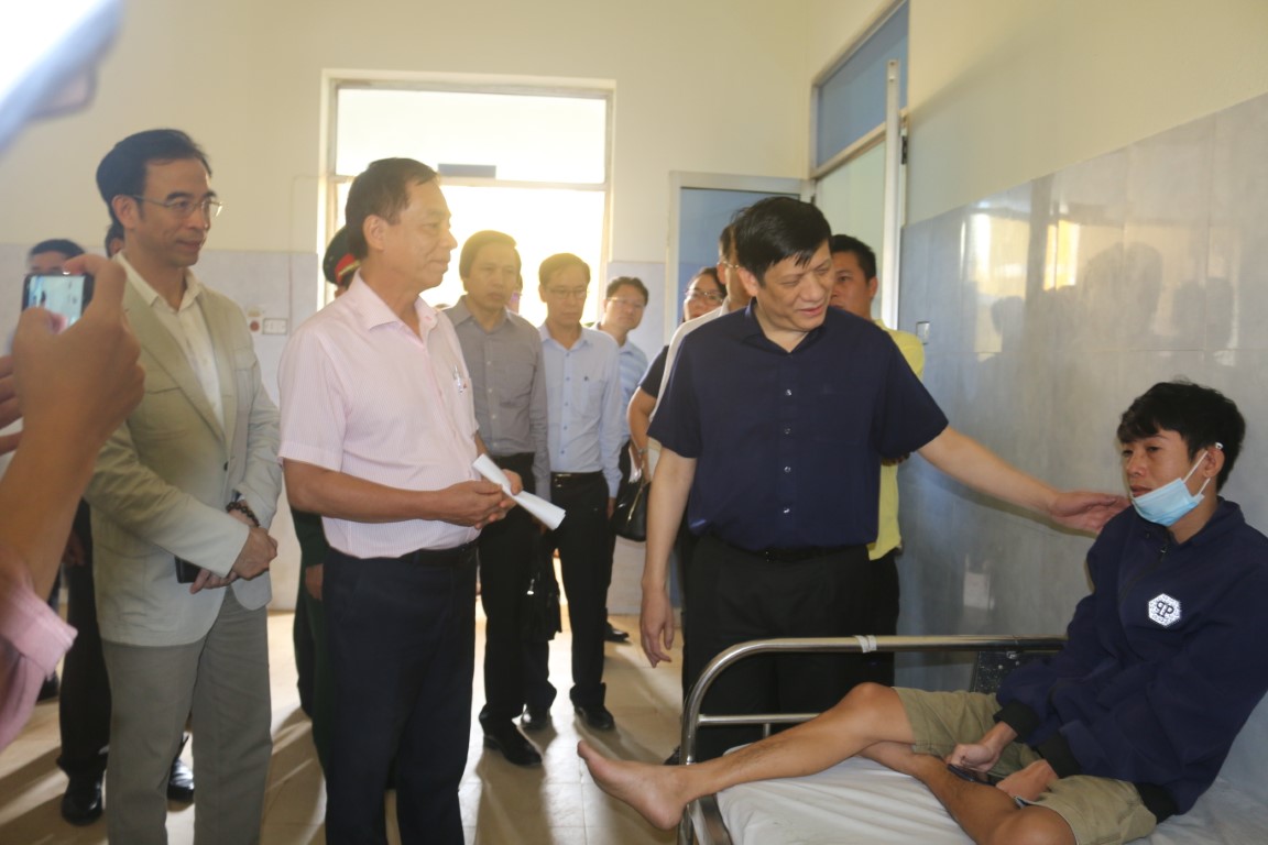 Ảnh 5. Quyền bộ trưởng Bộ Y tế Nguyễn Thanh Long Thăm tặng quà cho bệnh nhân tại Bênh viên Đa khoa huyện Lệ Thủy Medium