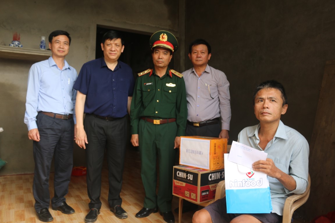 Ảnh 6. Quyền bộ trưởng Bộ Y tế Nguyễn Thanh Long thăm tặng quà cho 3 gia đình có hoàn cảnh khó khăn và bị ngập sâu trong đợt mưa lũ 2 Medium 1